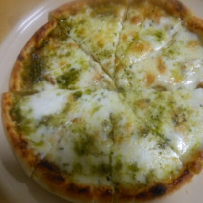 ema8108 さん、
今日は～♪
簡単にピザ生地が作れ、ランチにいただきました♪
素敵レシピありがとうございました(*^_^*)